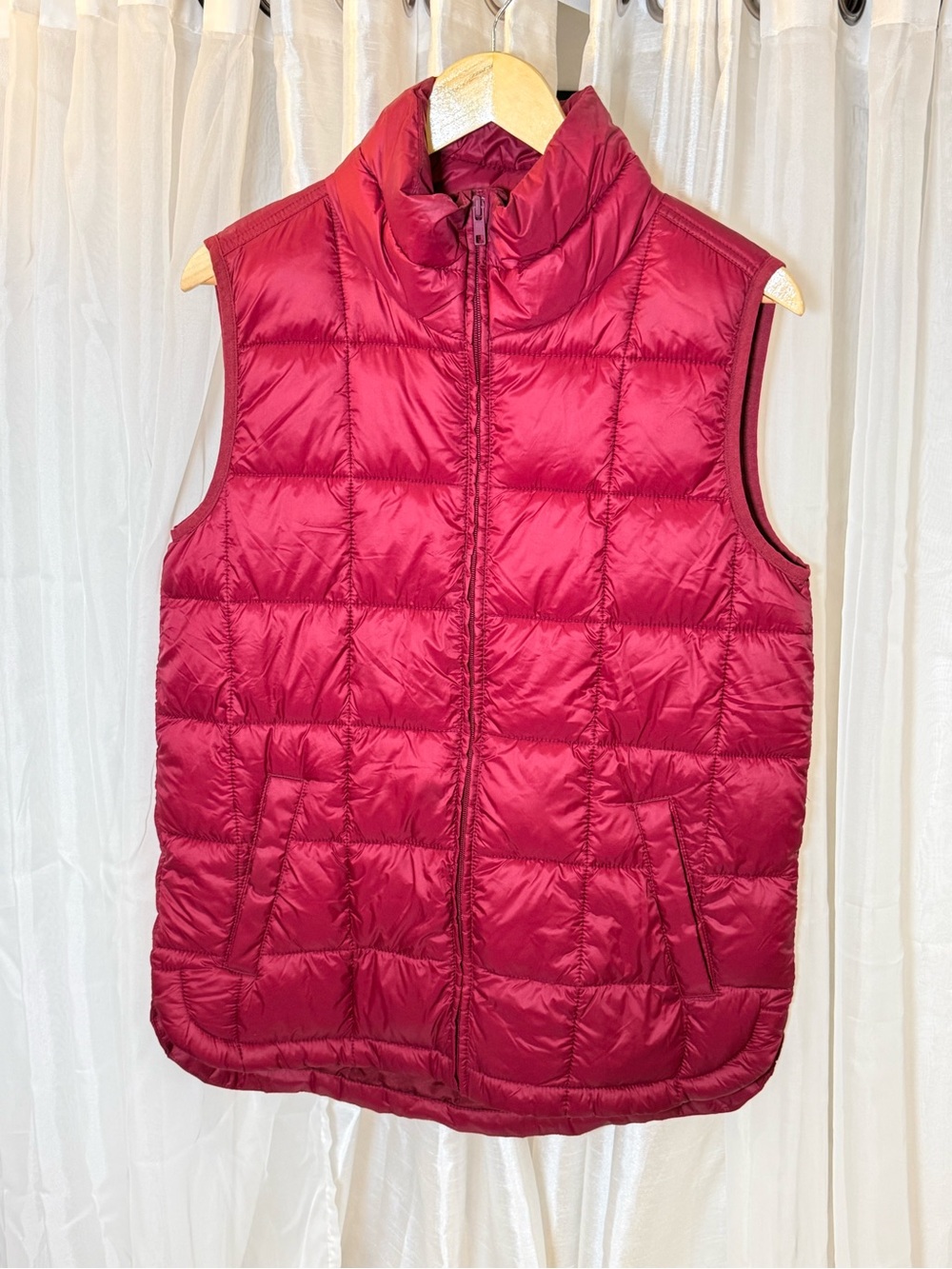 GAP Women's Quilted Puffer Vest - Deep Berry
